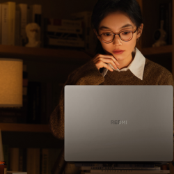 Xiaomi Redmibook 16 (2026) utilizare nocturna: laptop argintiu 16 inchi baterie 80 Wh
